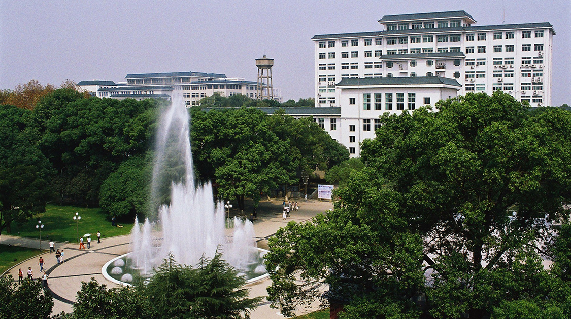 1903 华中师范大学位于九省通衢的湖北省武汉市,坐落在武昌南湖之滨的